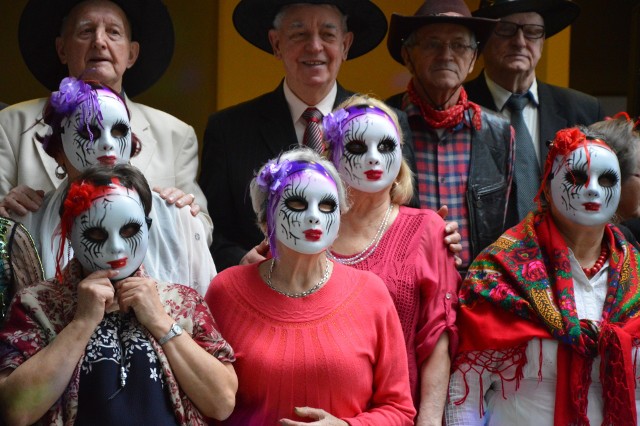 W Zielonogórskiej Palmiarni odbył się I Wenecki Bal Seniora, w którym wzięło udział ok. 135 seniorów.Panie bawiły się w karnawałowych maskach, a panowie przywdziali czapki włoskich gondolierów. Uczestnicy balu w rytmie skocznej muzyki tańczyli walca czekoladowego, taniec kowbojów, a także podróżowali po alejkach Palmiarni we wspólnym pociągu. W przerwach między zabawami na parkiecie seniorzy zmagali się z pytaniami w quizie o miastach Unii Europejskiej.Imprezę prowadzili Gerard Nowak oraz Małgorzata Wower.