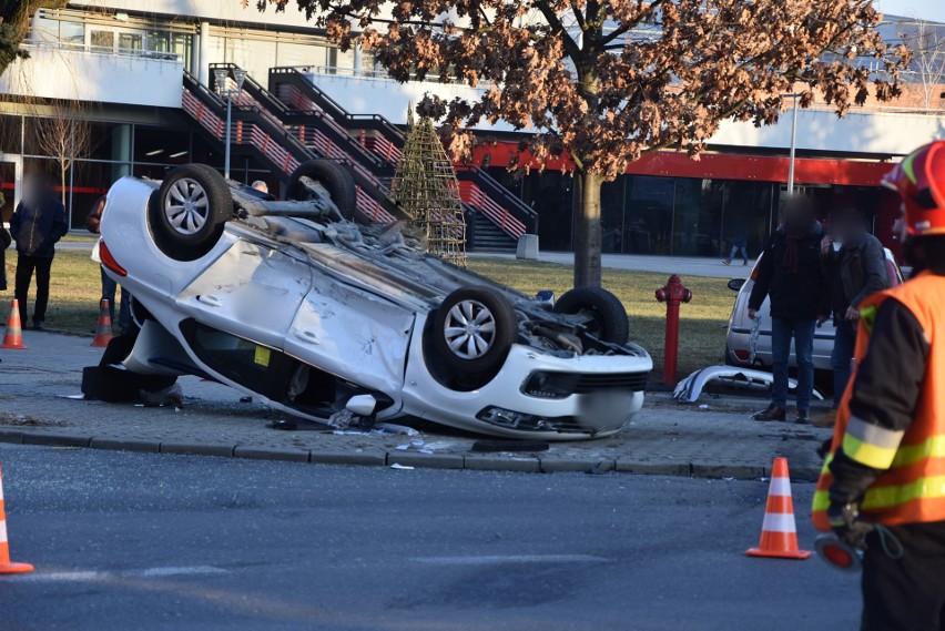 Tarnów. Groźny wypadek w Mościcach. Staranowana taksówka wylądowała na dachu [ZDJĘCIA]