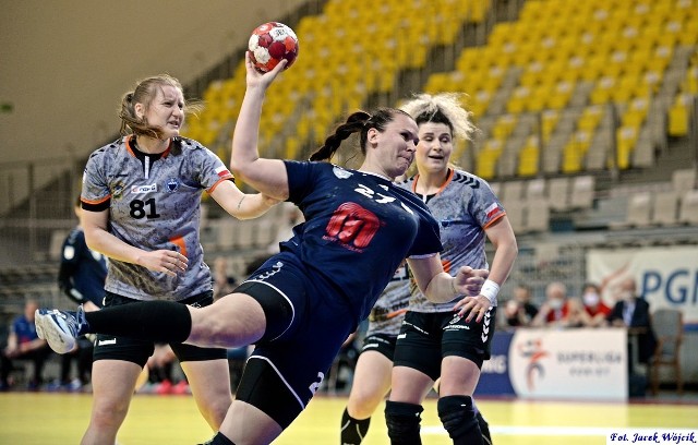 Trzecie zwycięstwo z rzędu zanotował koszaliński zespół w rozgrywkach PGNiG Superligi Kobiet.