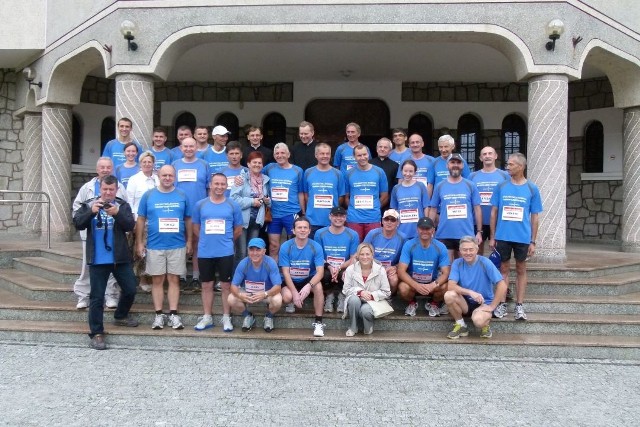 Pamiątkowe zdjęcie uczestników pielgrzymki biegowej z Radomia do Częstochowy, tuż przed startem z przed Wyższego Seminarium Duchownego w Radomiu
