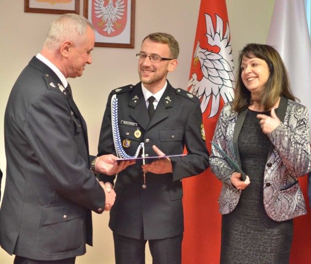 Michał Kupidura, strażak-ochotnik z Kazanowa, otrzymał tytuł strażaka miesiąca za szybkie i profesjonalne udzielenie pomocy ofiarom wypadku.