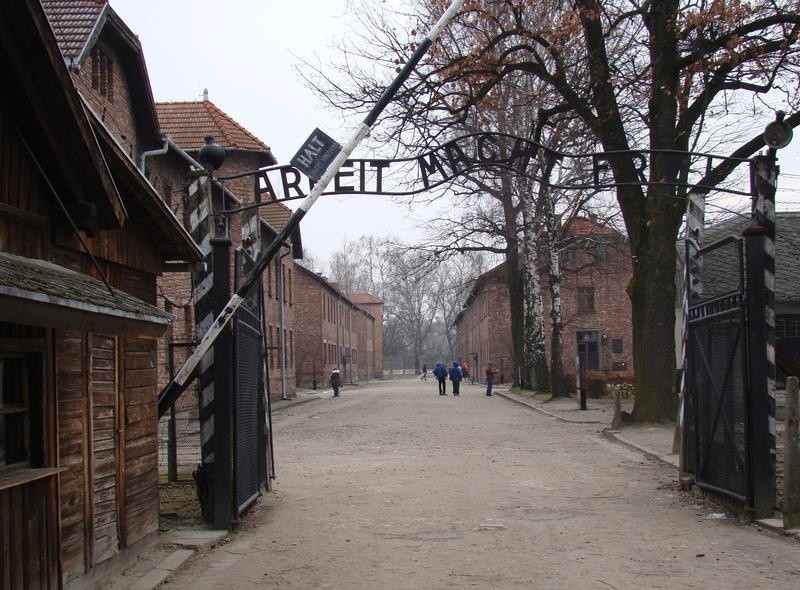 Oświęcim. Próbowali ukraść cegły z krematorium byłego obozu  Auschwitz II-Birkenau. Zostali złapani na gorącym uczynku