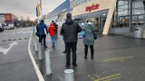 IKEA w Katowicach od rana prawie pełna. Kolejka do wejścia rozładowana. Górny parking zapchany