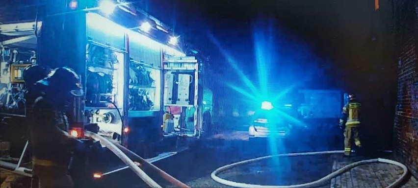 Pożar kamienicy w Katowicach! Policjanci pomogli w ewakuacji...