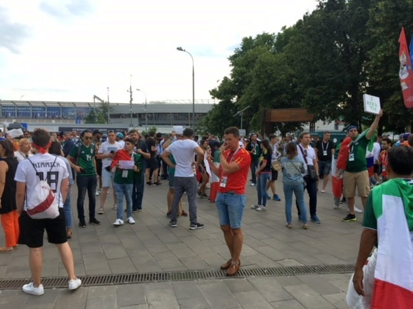 Meksykanie chcący kupić bilety na mecz przed stadionem...