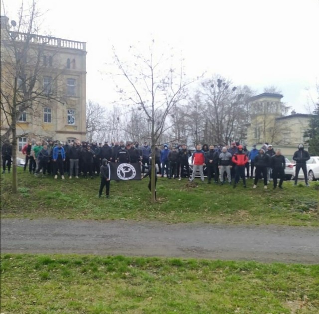 Kilkudziesięciu kibiców Radomiaka dopingowało piłkarzy w meczu z Miedzią w Legnicy. Piłkarze słyszeli doping swoich fanów. Zagrali dla nich i jak najbardziej zasłużenie pokonali 1:0 Miedź po golu Damiana Jakubika. - Wielki szacunek dla kibiców. Bardzo dziękujemy za doping - mówi Leandro Rossi, kapitan Radomiaka. ZOBACZ ZDJĘCIA>>>