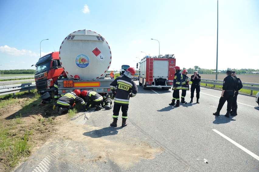 Wypadek na autostradzie w Świlczy. Autobus wjechał w toyotę 