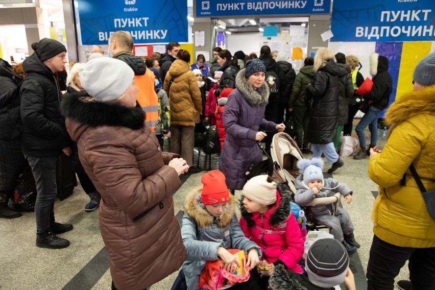 Kryzys humanitarny na krakowskim dworcu. Wiceprezydent Krakowa: Wylanie gorących potraw mogłoby się zakończyć paniką