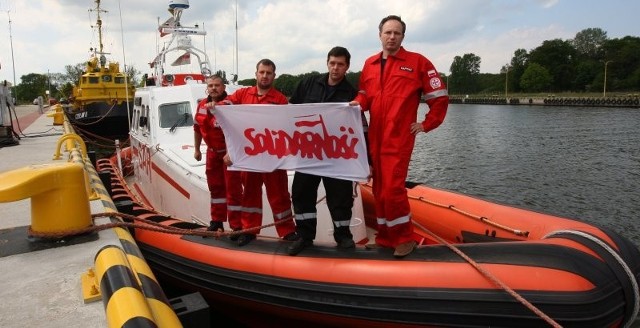 - Nie wszyscy należymy do związku zawodowego, ale w pełni popieramy postulaty - mówią (na zdjęciu od lewej) Krystian Sarna, Dariusz Zembroń, Maciej Wojdylewski i kpt. Zbigniew Rygorowicz.