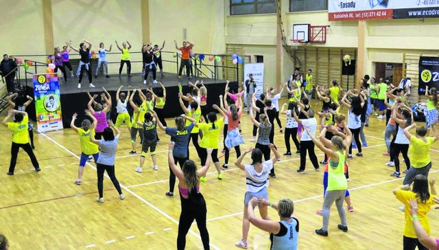 W kulminacyjnym momencie w hali w Wiśniowej zumbę tańczyło około 150 osób