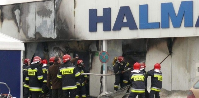 Gaszenie pożaru sklepu meblowego na giełdzie "Halmar&#8221;.