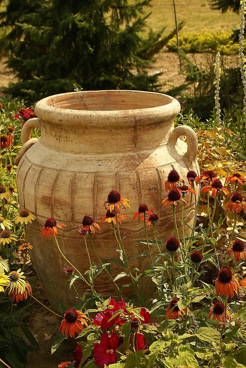 Ceramiczna donica jako ozdoba ogrodu.