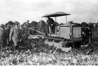 Konne maszyny rolnicze, przedwojenne ciągniki. Przypominamy, jak kiedyś pracowali rolnicy.Na fotografii: pokaz orki przy pomocy ciągnika mechanicznego w Wielkopolsce - 1928 rok.Więcej zobaczysz na kolejnych stronach.Agro Pomorska odcinek 69: