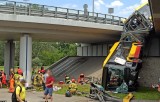 Koszmarny wypadek autobusu w Warszawie. Kierowca zażył narkotyki. Autobus spadł z wiaduktu. Zginęła kobieta