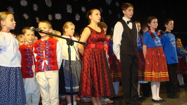 Wspólny świąteczny występ zespołów Chochliki (na pierwszym planie) i Proszowiacy