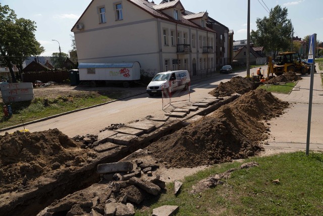 Ulica Skorupska jest rozkopana od kilku miesięcy. Po zakończeniu prac pojawią się tu nowa jezdnia i nowe chodniki.