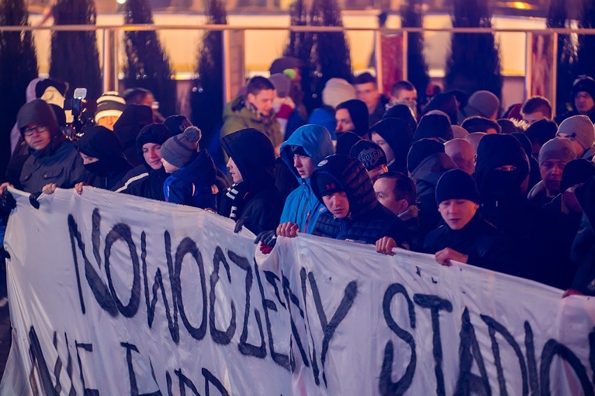 Kibice Sandecji Nowy Sącz chcą nowoczesnego stadionu i manifestowali przed sądeckim ratuszem [ZDJĘCIA, WIDEO]