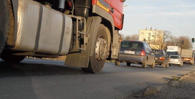 Nierówny asfalt to w dużej mierze zasługa ciężkich tirów, jeżdżących tędy w kierunku Ukrainy. GDDKiA zapewnia, że w czasie remontu nawierzchnia zostanie wzmocniona i będzie bardziej odporna na powstawanie kolein.