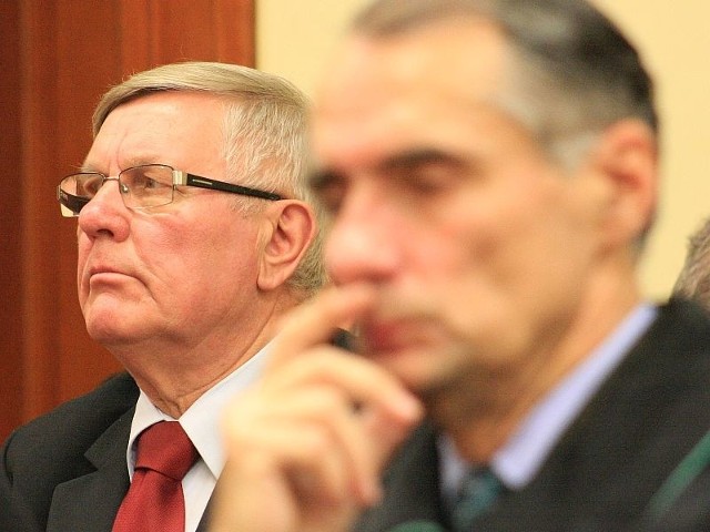 Burmistrz Międzyrzecza Tadeusza Dubicki (z lewej) zapewnia o swojej niewinności.