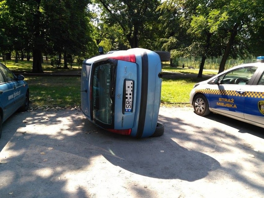 Citroen przewrócony na bok. Głupi kawał?