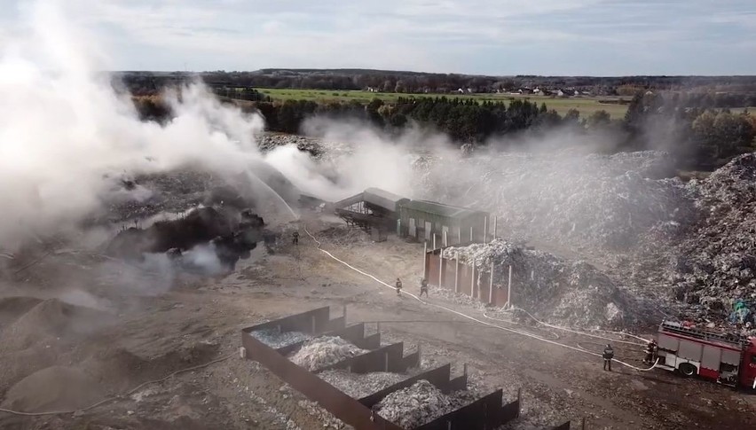 Pożar w sortowni śmieci w Fałkowie. To już szósty w tym roku [WIDEO Z DRONA, ZDJĘCIA]