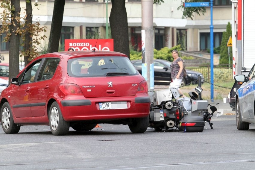 Wypadek na pl. Kromera. Policjant jadąc na motocyklu do pracy, zderzył się z peugeotem (ZDJĘCIA)