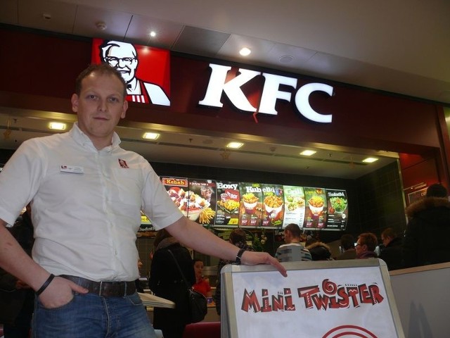 Łukasz Kucharski, kierownik kieleckiej restauracji KFC w Galerii Echo, zaprasza na świąteczną promocję. 