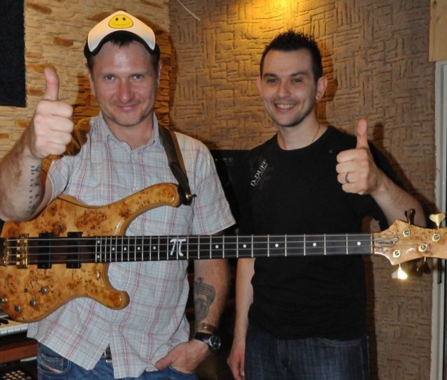 Paweł Mosiołek (po prawej) pracuje teraz nad kolejnym utworem. Nagrywa między innymi z basistą Wojciechem Pilichowskim.