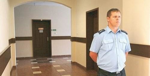 Waldemar Goliński na sądowym korytarzu tuż przed rozpoczęciem rozprawy