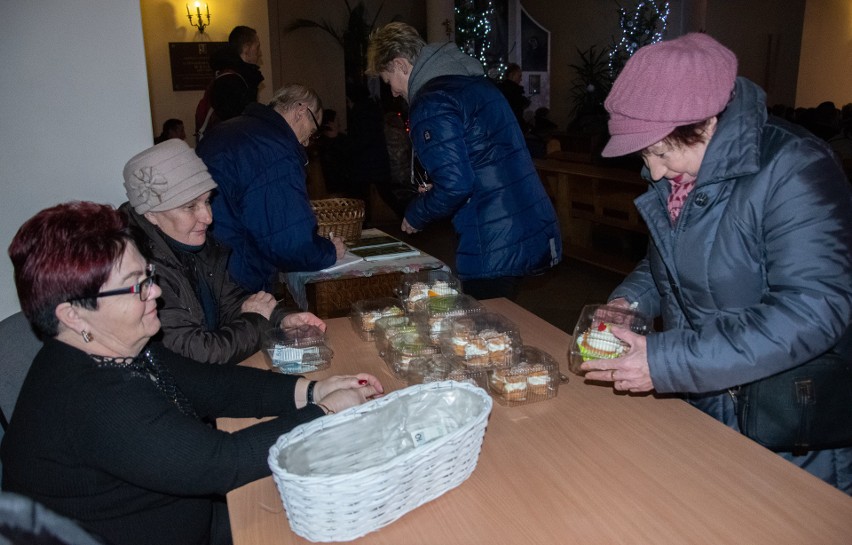 Kolędowanie z Maciejem Miecznikowskim w Tarnobrzegu na pomoc Emilce i Tomkowi [ZDJĘCIA] 