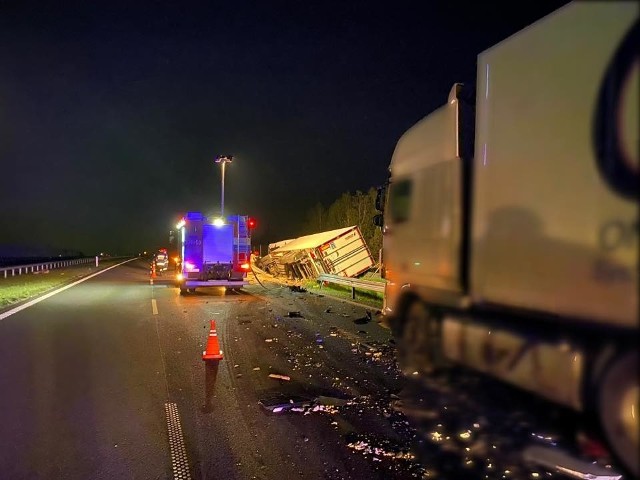 Na ekspresowej obwodnicy Radomia zderzyły się dwie ciężarówki. Jedna z nich wypadła do rowu.