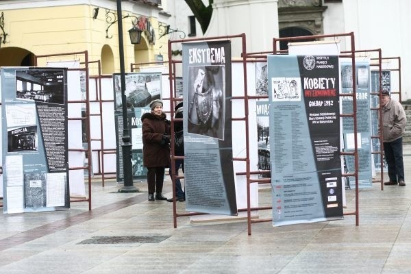Już od dzisiaj białostoczanie mogą ponownie obejrzeć wystawę "Kobiety internowane. Gołdap 1982&#8221;. Ekspozycję ustawiono na Rynku Kościuszki. &#8211; Oglądając te zdjęcia, wspominam kolegów &#8211; powiedziała pani Danuta.
