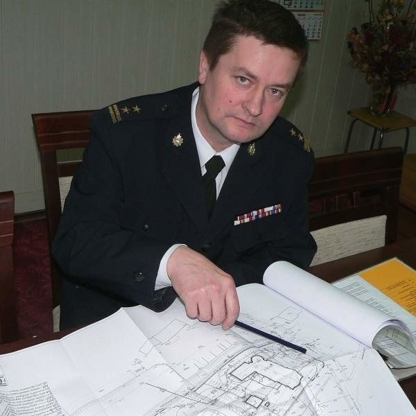 Mirosław Ciepiela, komendant kazimierskiej straży pożarnej, ma już na biurku projekt techniczny nowej strażnicy.