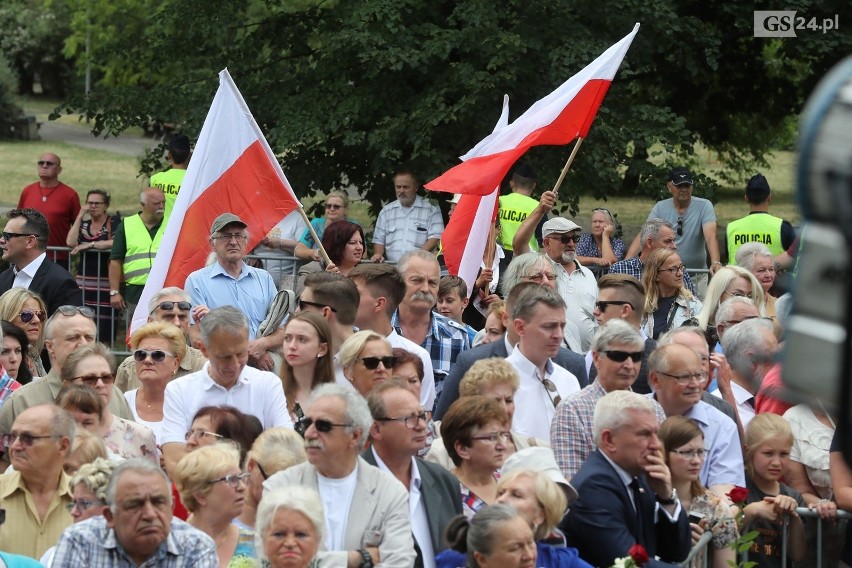 Pomnik Lecha Kaczyńskiego w Szczecinie odsłonięty z pompą. Prezydent w dynamicznej pozie, zamyślony nad Polską  [ZDJĘCIA]