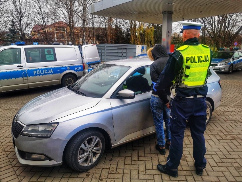 Dwóch przemytników nielegalnych migrantów wpadło na stacji paliw w Piątnicy. W ich samochodach ukrywało się 8 Irakijczyków (zdjęcia)