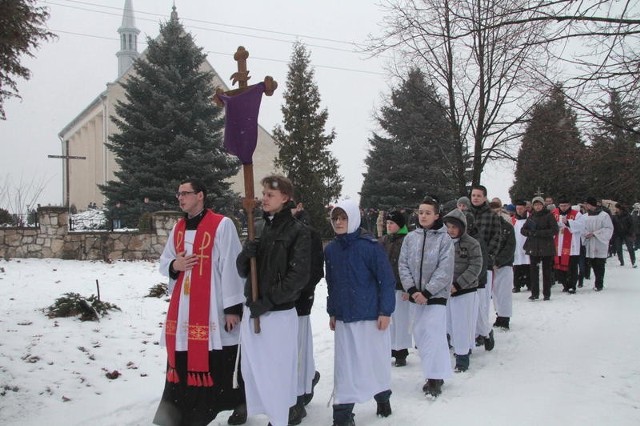 Mimo kiepskiej, typowo zimowej pogody w Drodze Krzyżowej w Morawicy w Wielki Piątek uczestniczyło około pół tysiąca osób.