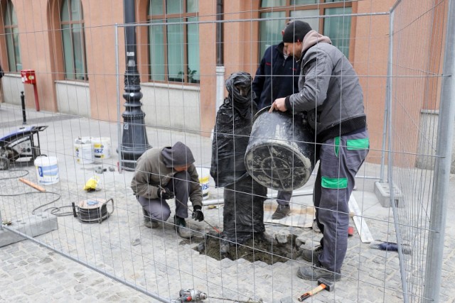 Rzeźba już stoi. Na razie została obleczona folią.