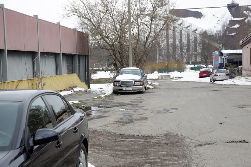 Mieszkańcy Tatar poczekają jeszcze na nowy parking. Inwestycja przy dworcu PKP za droga na kieszeń miasta