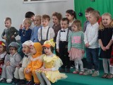 W Łodzi w przedszkolu seniorzy czytali dzieciom bajki. To akcja w ramach projektu "Cała Polska czyta dzieciom"