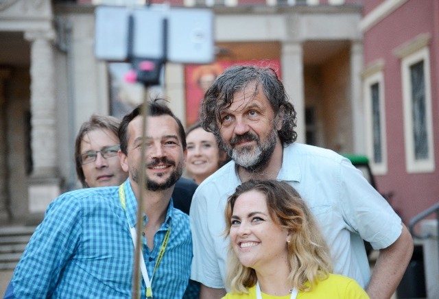 Gwiazdą wieczoru Święta Województwa Lubuskiego był Emir Kusturica - serbski reżyser filmowy, scenarzysta, aktor i muzyk; dwukrotnie nagrodzony Złotą Palmą na Festiwalu Filmowym w Cannes. W czasie koncertu nie zabrakło największych filmowych przebojów, bałkańskiego ducha, energii i magii rodem z filmów Kusturicy.