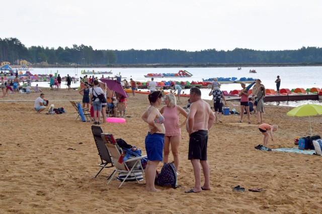 W niedzielę 27 czerwca mnóstwo osób wypoczywało w Sielpi. Słynna Świętokrzyska Ibiza przyciąga tłumy ludzie z całej okolicy. W niedziele spotkaliśmy wielu plażowiczów z całego Świętokrzyskiego a także z południowego Mazowsza. Byli zadowoleni z ładnej ale niezbyt upalnej pogody.Na kolejny slajdach zobaczcie jak wypoczywano w Sielpi w niedzielę 27 czerwca  