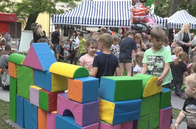 Z okazji Dnia Dziecka w Wąbrzeskim Domu Kultury dzieci obejrzały spektakl "Dino nowy przyjaciel" przygotowany przez aktorów gdańskiej grupy "Duet", a następnie bawiły się na festynie trwającym w parku przed WDK. Było wesoło.