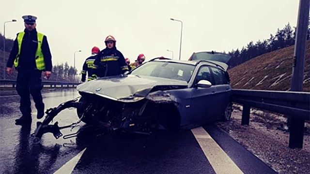 W niedzielę, 23 lutego, na drodze S3 koło Gorzowa doszło do dwóch wypadków w tym samym miejscu.Bmw jadące w kierunku Zielonej Góry wpadło w poślizg na wysokości węzła Gorzów Wielkopolski – Zachód. Zaczęło obracać się wokół własnej osi, a następnie odbiło się kilkukrotnie od barierek energochłonnych.Jadące za nim drugie bmw, aby uniknąć zderzenia, zaczęło hamować. Niestety jadący z tyłu volkswagen passat nie zdążył wyhamować i wjechał w tył bmw. Siła zderzenia była ogromna. – Po zderzeniu na drodze rozsypały się dziecięce ubrania i inne rzeczy z bagażnika – mówi nam świadek zdarzenia.Na razie nie mamy informacji na temat poszkodowanych. Zobacz wideo: Jak udzielać pierwszej pomocy ofiarom wypadkówCzytaj także: Korytarz życia na drodze. Jak go utworzyć? Wystarczy przestrzegać kilku zasad!Zobacz wideo: Jak się zachować, kiedy jesteśmy świadkami wypadku?Wideo:Dzień Dobry TVN