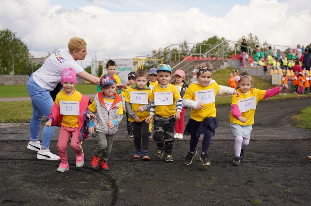Dzieci z Przedszkola nr 3 i 1 w Miastku oraz z placówki w Świerznie wzięły udział w ogólnopolskiej akcji „Sprintem do maratonu”.  Impreza odbyła się na stadionie. Jej organizatorem było Przedszkole nr 3.