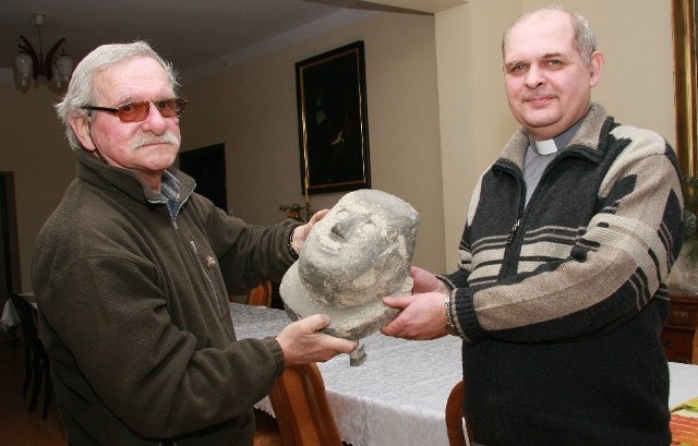 Wstępnych oględzin maszkarona dokonał Ryszard Patorski (z lewej), który w piątek oddał rzeźbę proboszczowi ks. Markowi Walczakowi.