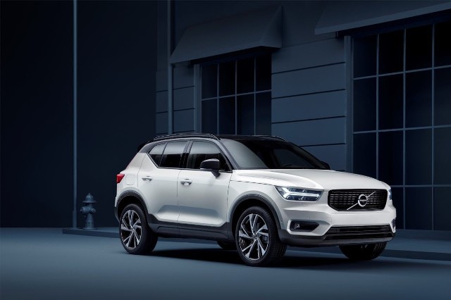 Volvo XC40 Nowy model XC40 przez pierwszych kilka miesięcy będzie dostępne wyłącznie z napędem na cztery koła z silnikiem Diesla D4 (190 KM) lub z jednostką benzynową T5 (247 KM). Pozostałe wersje silnikowe dołączą do oferty w kwietniu 2018 roku. Fot. Volvo