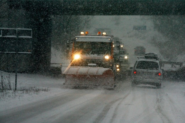 Pług pracuje podczas opadów śniegu - zdjęcie ilustracyjne