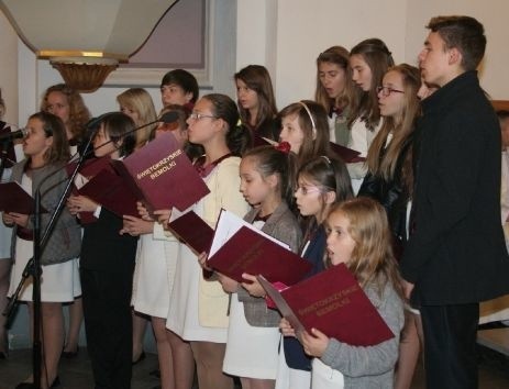 Podczas mszy śpiewały Świętokrzyskie Bemolki.