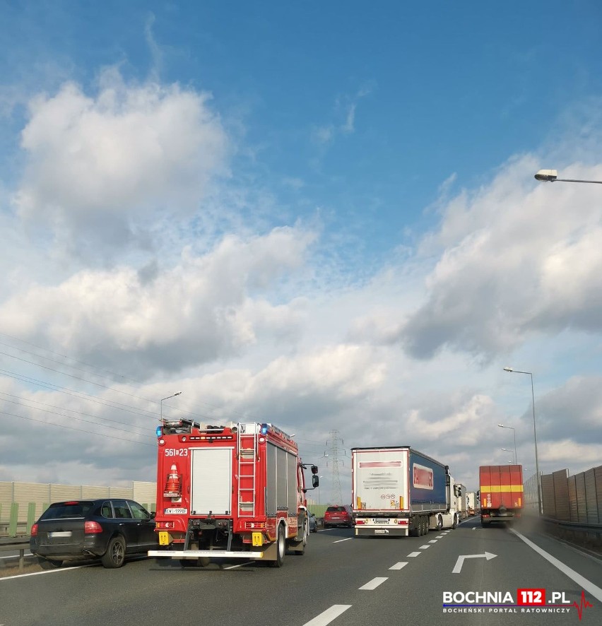 Wypadek tira przewożącego węgiel na autostradzie A4 między...
