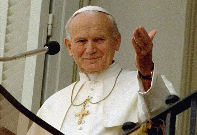 PO i Lewica usiłują zbić kapitał polityczny na szkalowaniu dobrego imienia Jana Pawła II - uważa wiceszef MSWiA Błażej Poboży